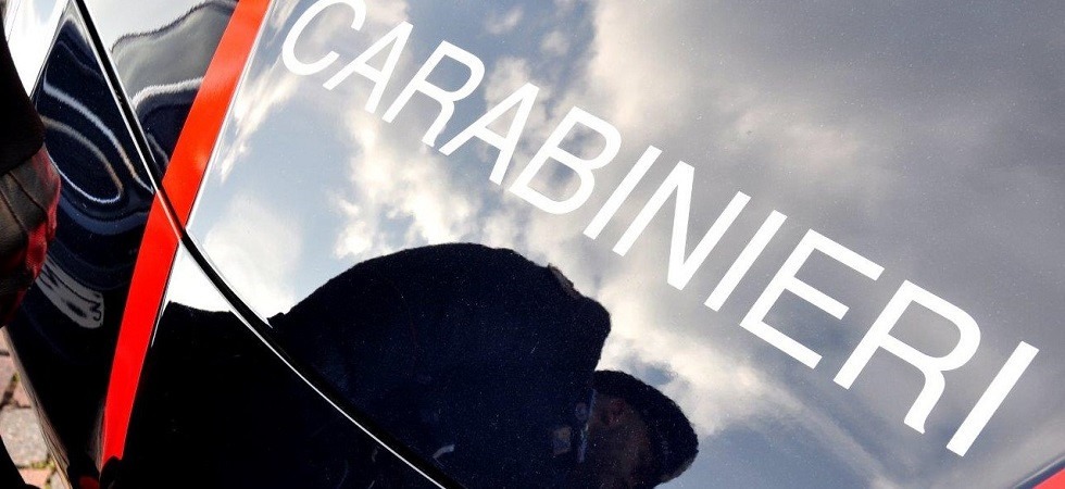 Prima ruba nel supermercato del centro poi aggredisce il direttore del negozio per fuggire: arrestato per rapina